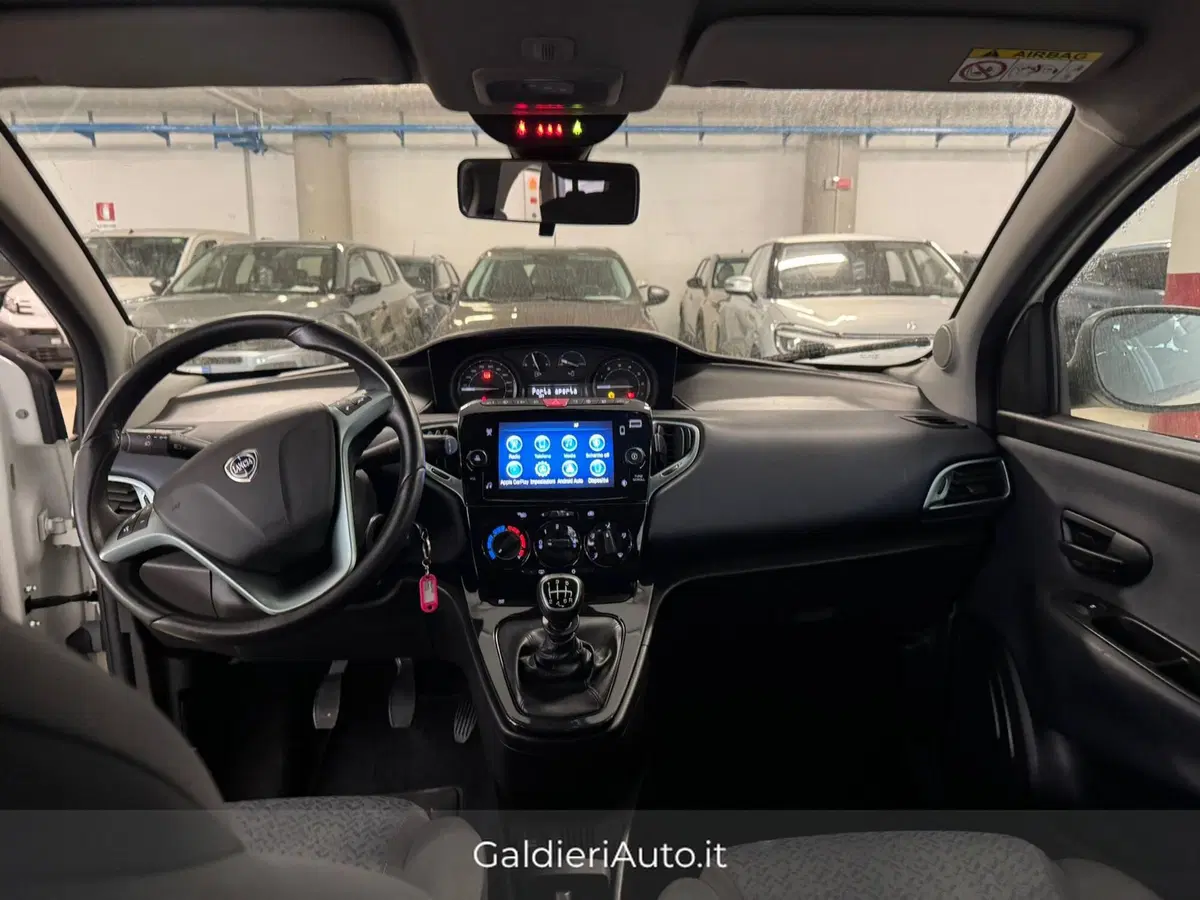 Lancia Ypsilon usata a Salerno (18)
