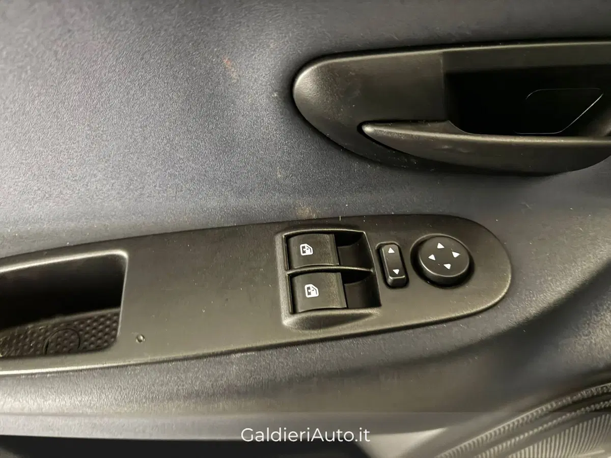 Lancia Ypsilon usata a Salerno (19)