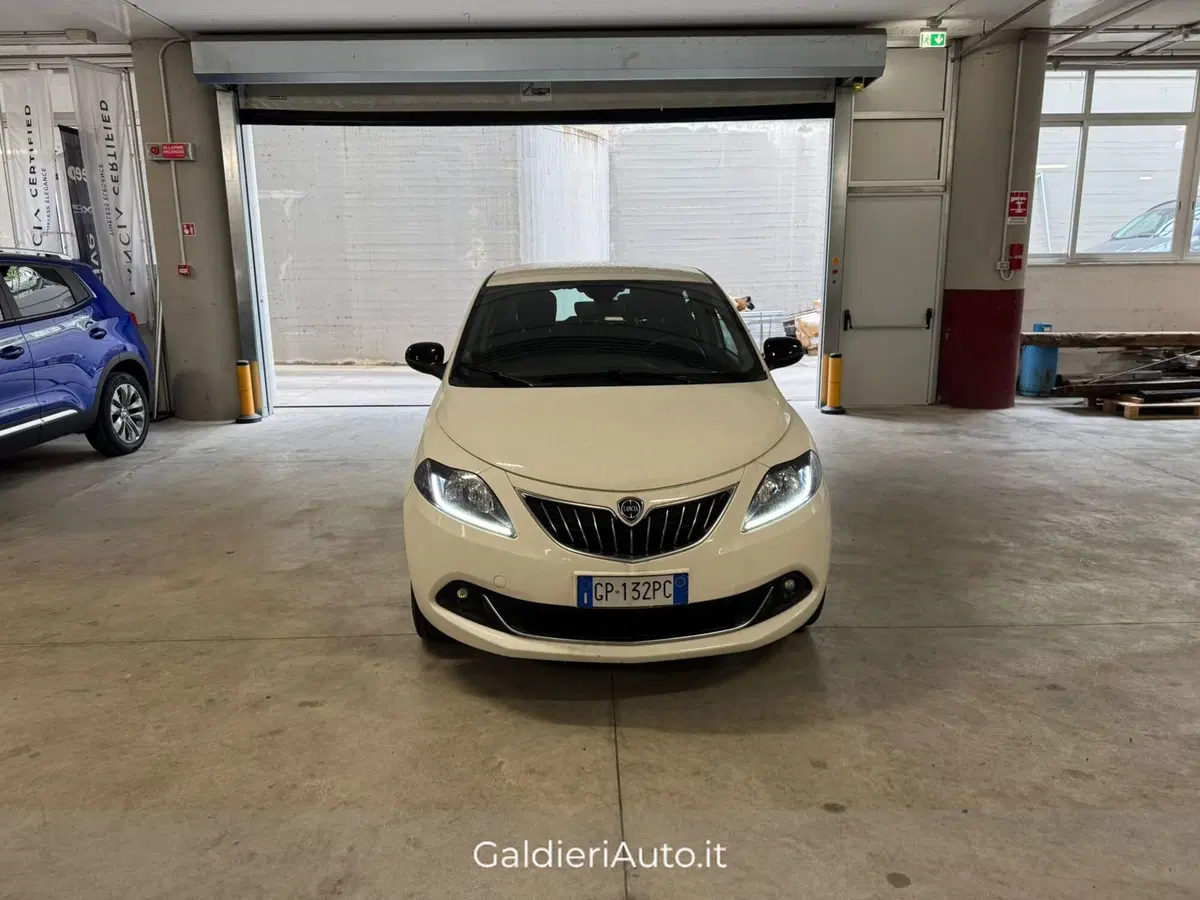Lancia Ypsilon usata a Salerno (2)