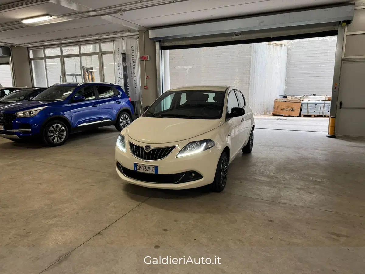 Lancia Ypsilon usata a Salerno (3)