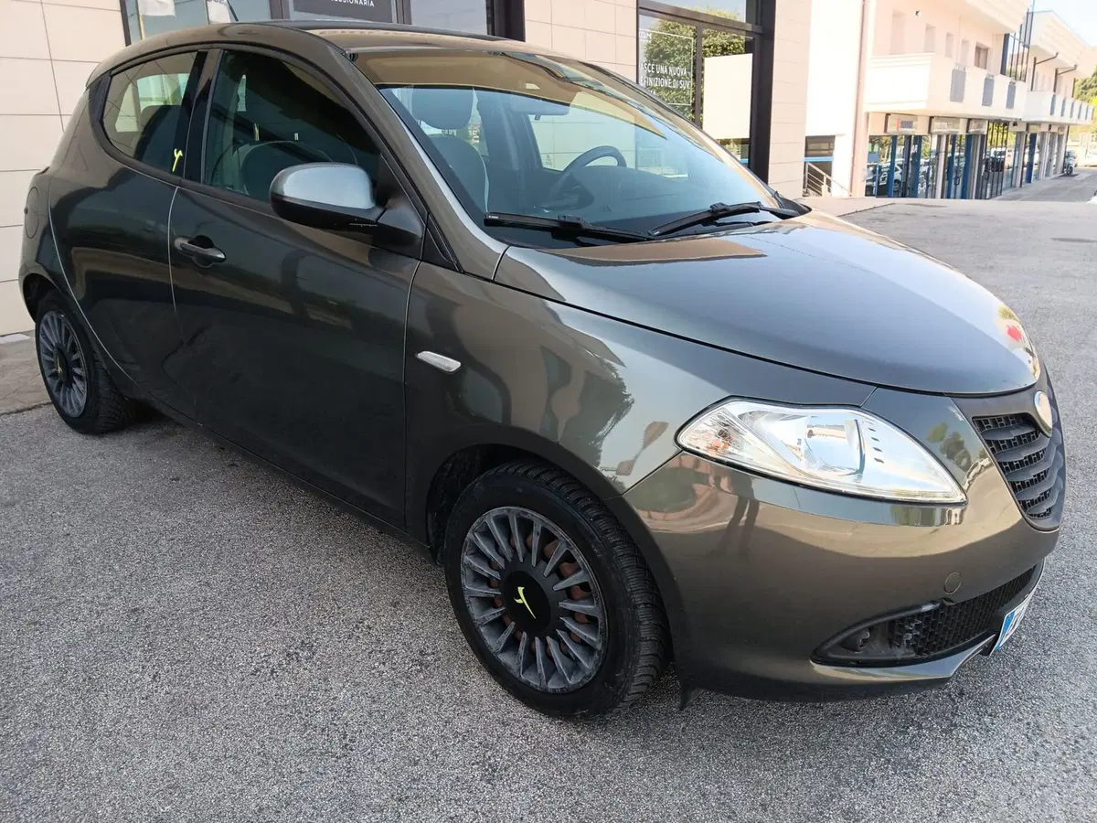 Lancia Ypsilon usata a Macerata (3)