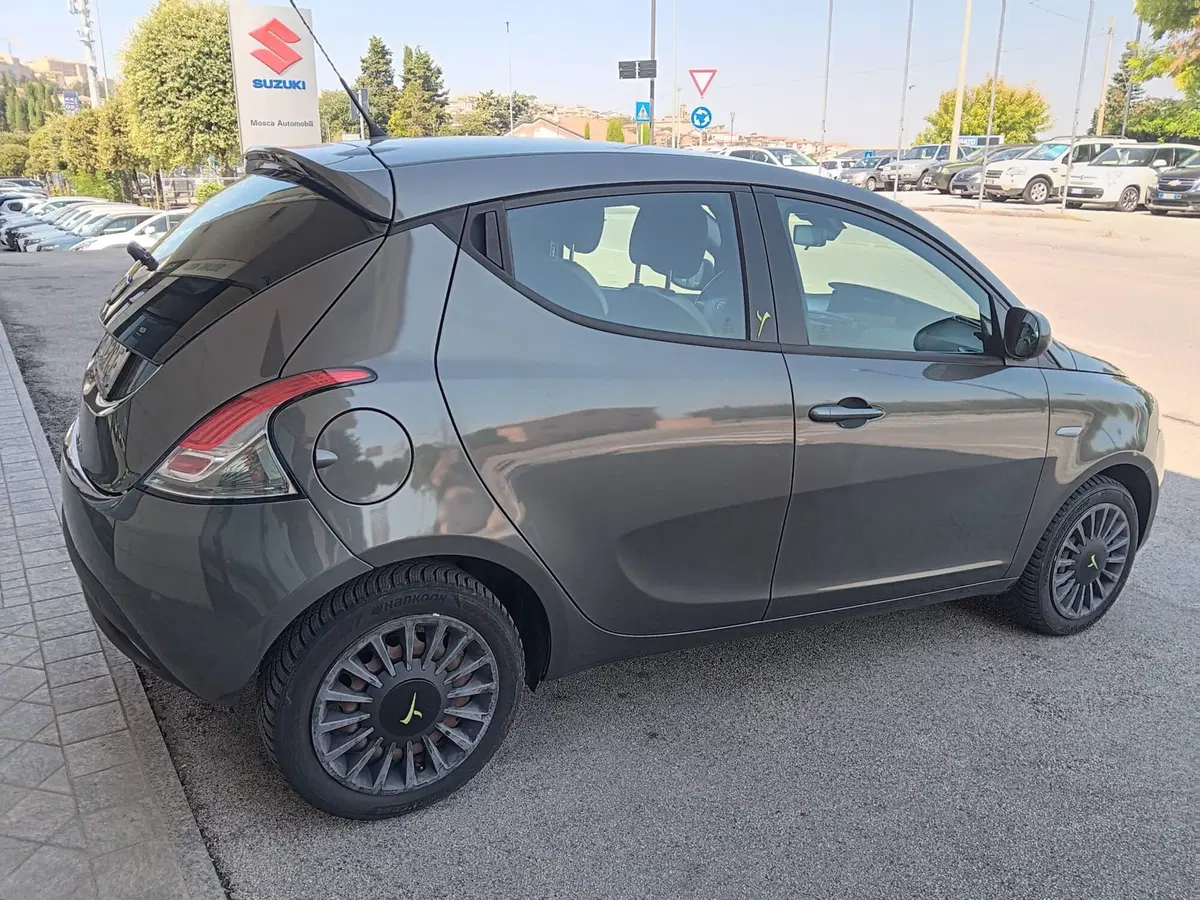 Lancia Ypsilon usata a Macerata (4)