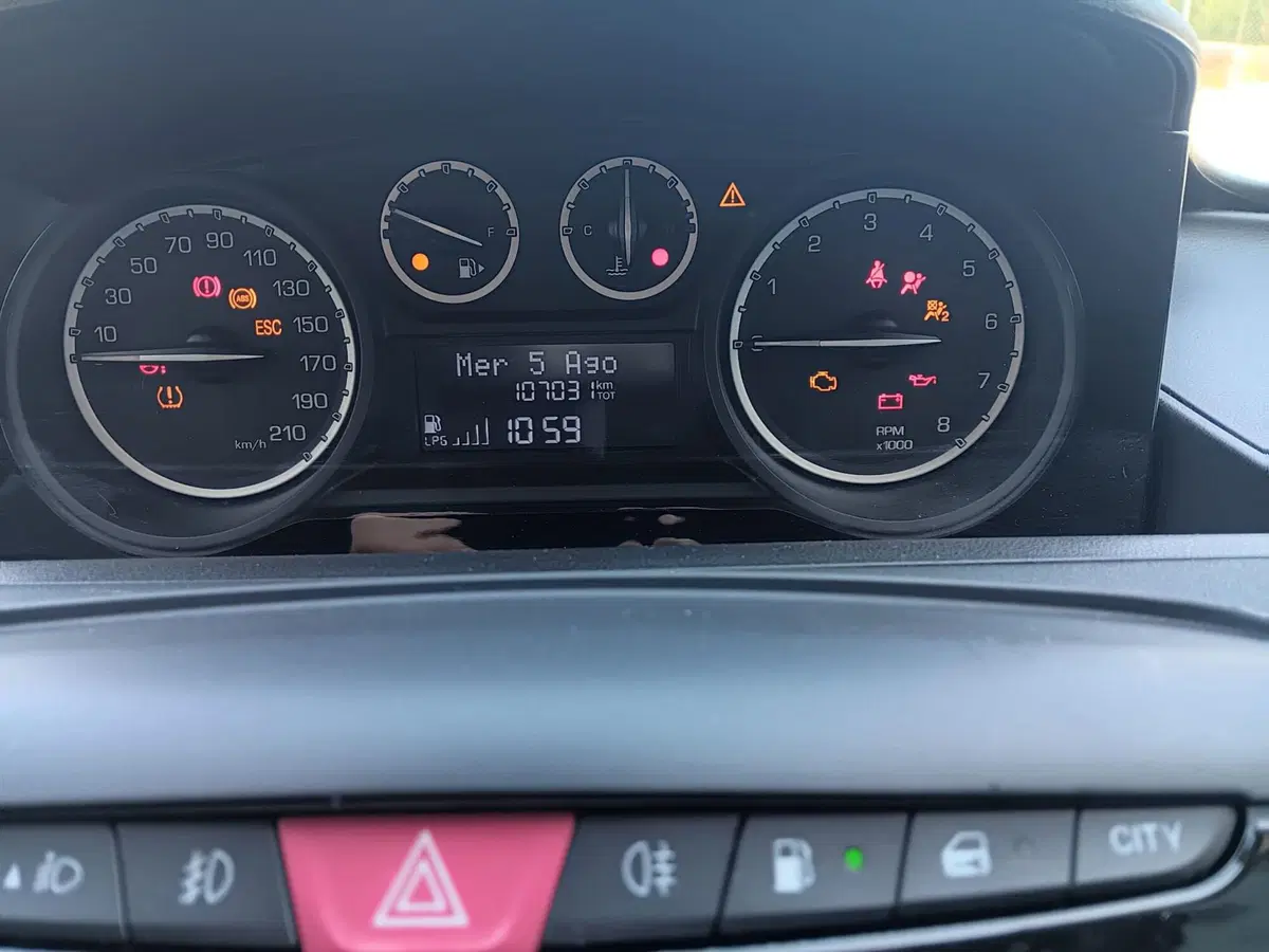 Lancia Ypsilon usata a Macerata (7)