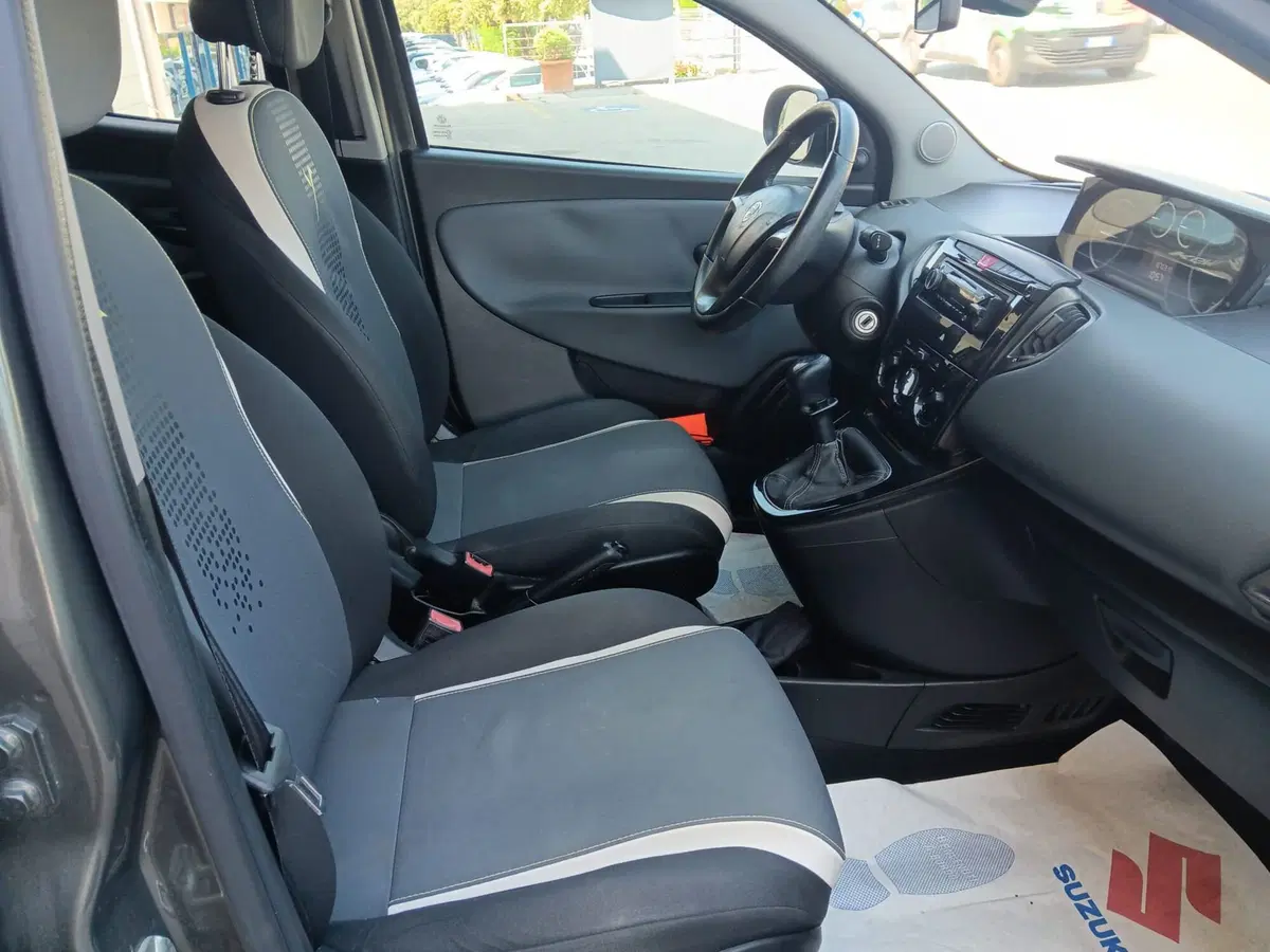 Lancia Ypsilon usata a Macerata (9)