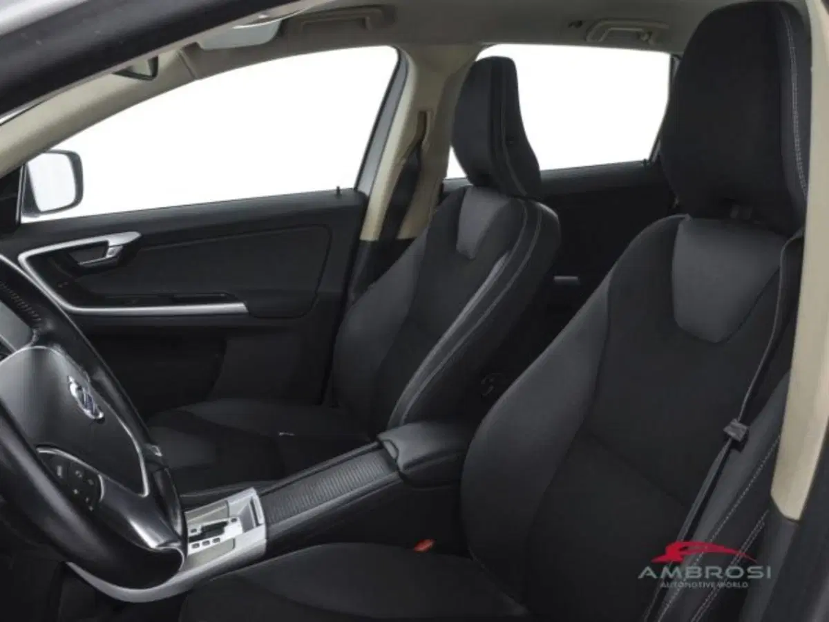 Volvo XC60 usata a Perugia (9)