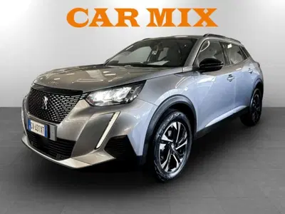 Peugeot 2008 1.2 turbo Allure 100cv del 2023 usata a Piacenza