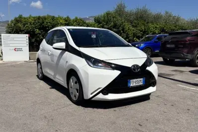 Toyota Aygo 1.0 VVT-i 69 CV 5 porte x-cite MMT del 2016 usata a Fondi
