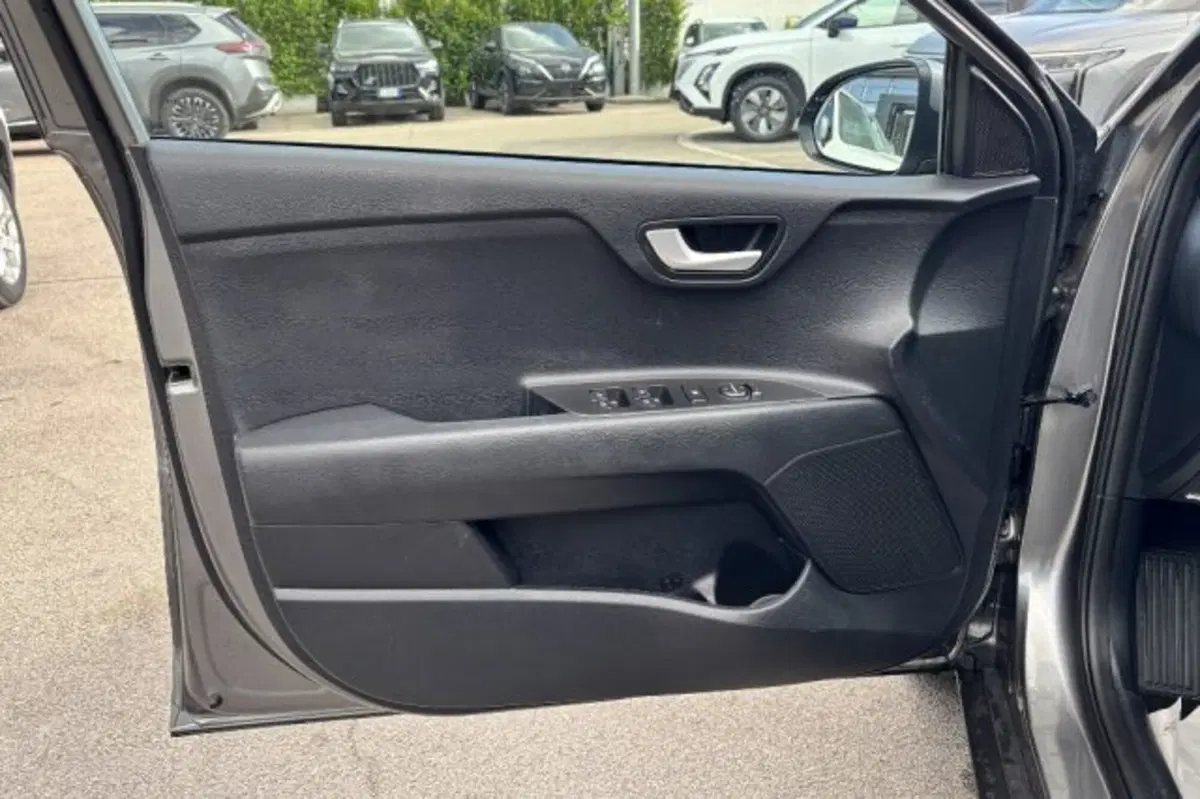 Kia Stonic usata a Latina (12)