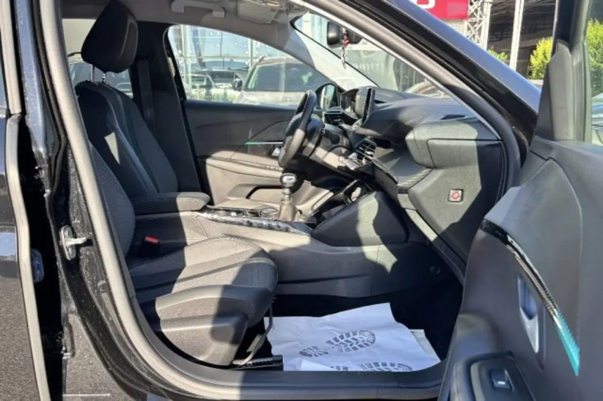 Peugeot 208 usata a Latina (9)