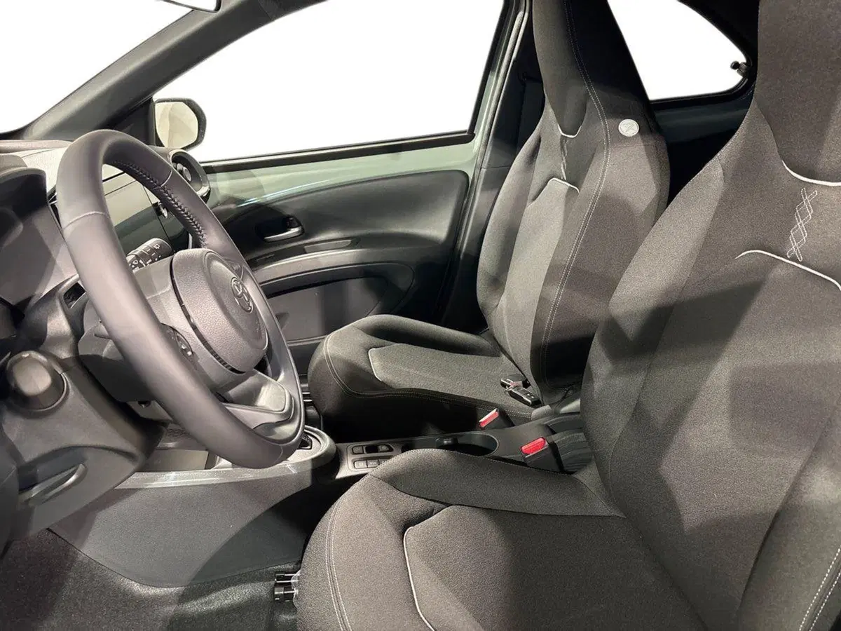 Toyota Aygo X nuova a Sondrio (10)