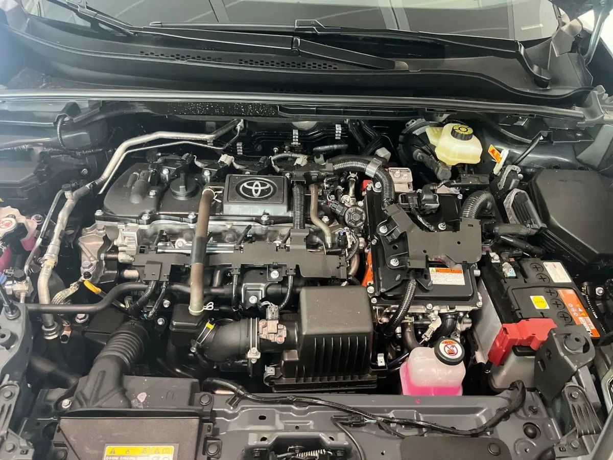 Toyota Toyota C-HR nuova a Lecco (15)