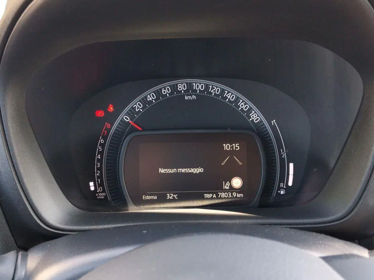 Toyota Aygo X usata a Frosinone (9)