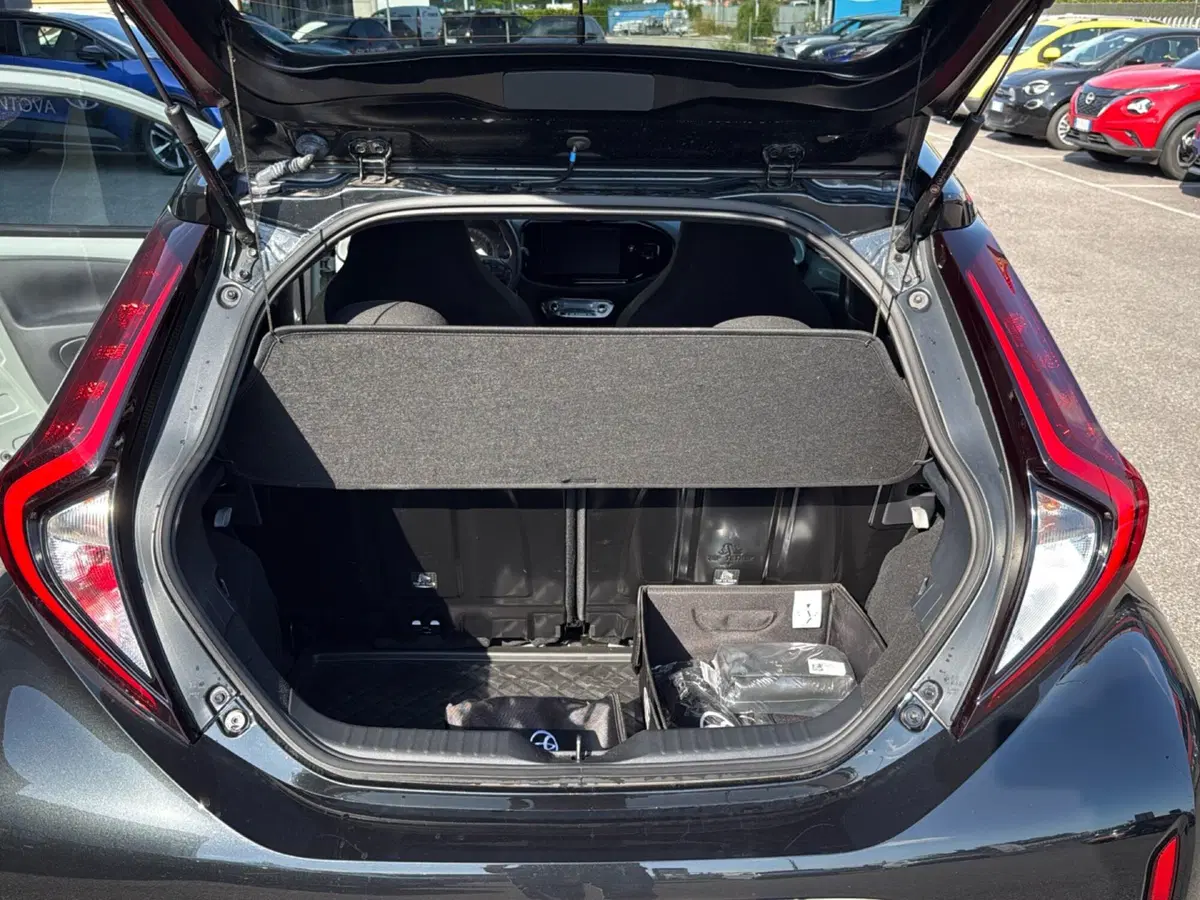 Toyota Aygo X usata a Mantova (14)