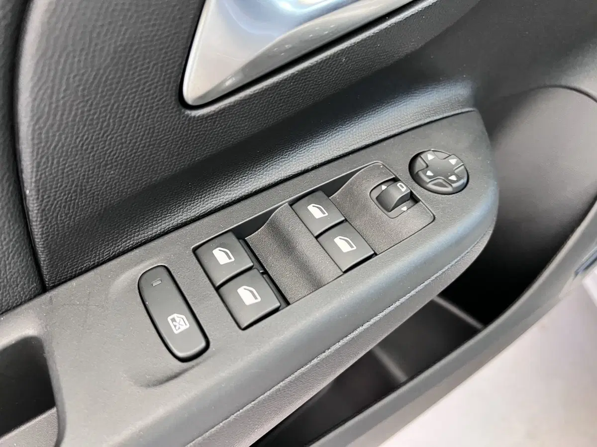 Opel Corsa nuova a Bari (13)