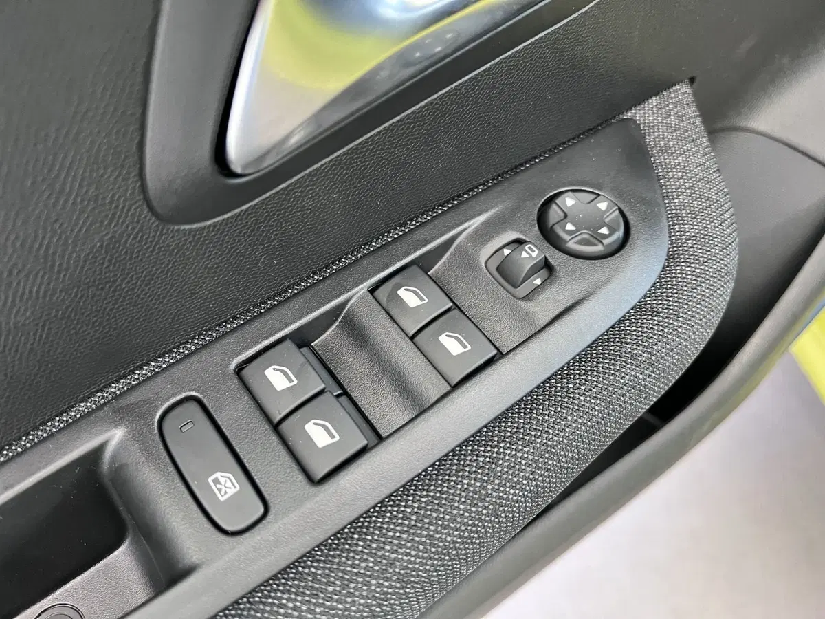 Peugeot 208 nuova a Bari (11)