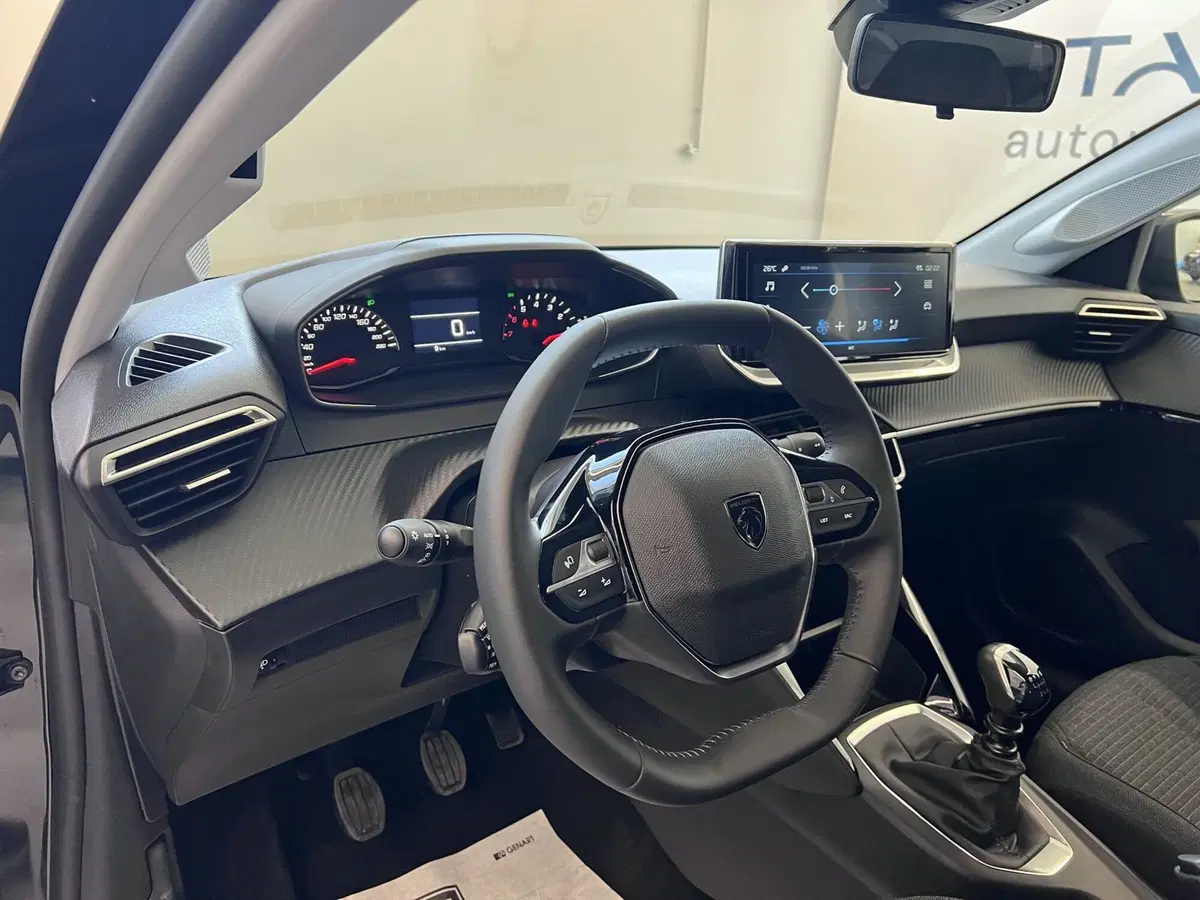 Peugeot 208 nuova a Bari (12)