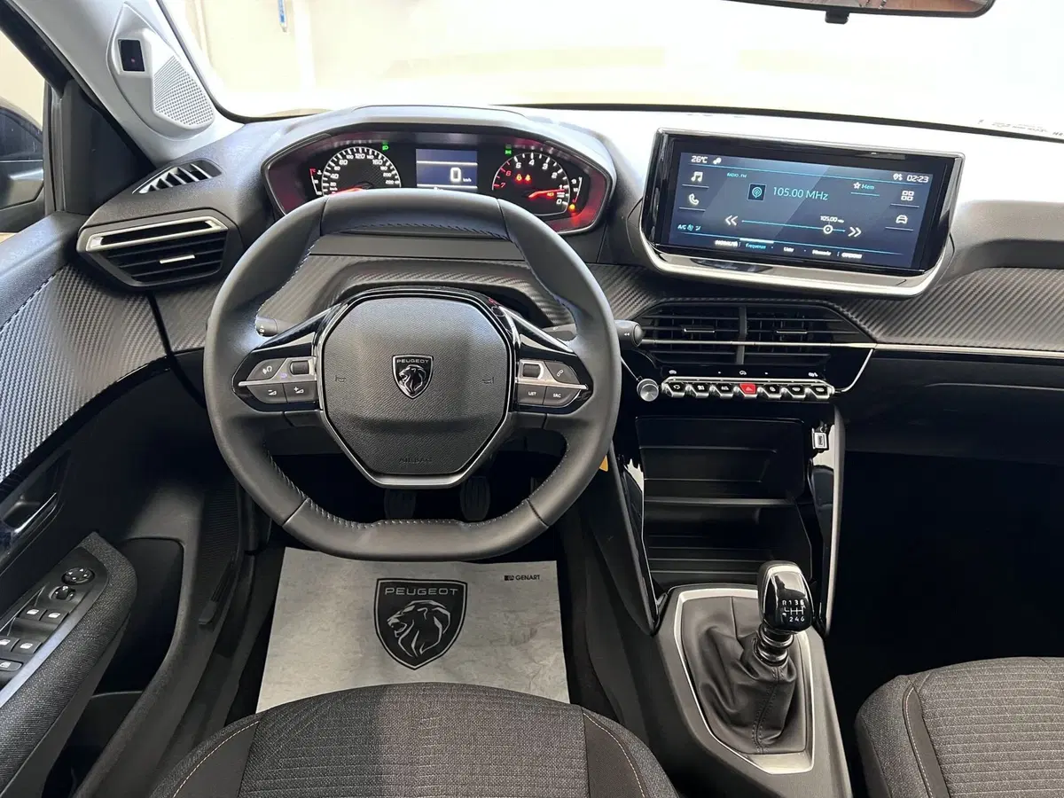 Peugeot 208 nuova a Bari (17)