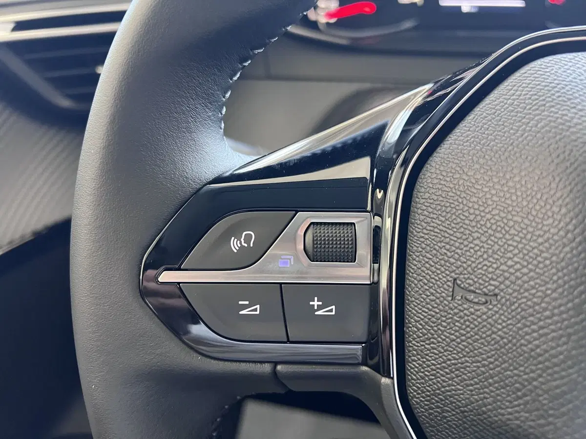 Peugeot 208 nuova a Bari (19)