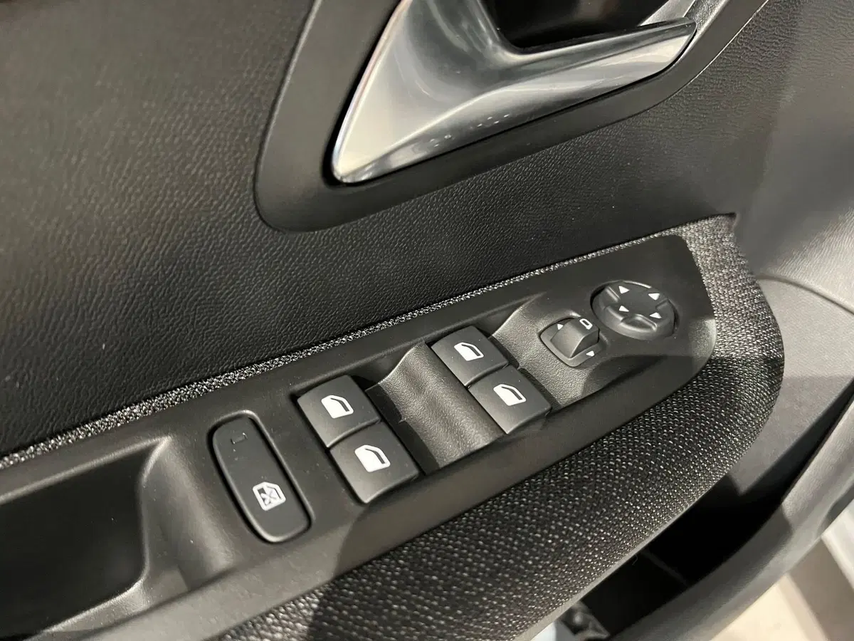 Peugeot 208 nuova a Bari (11)