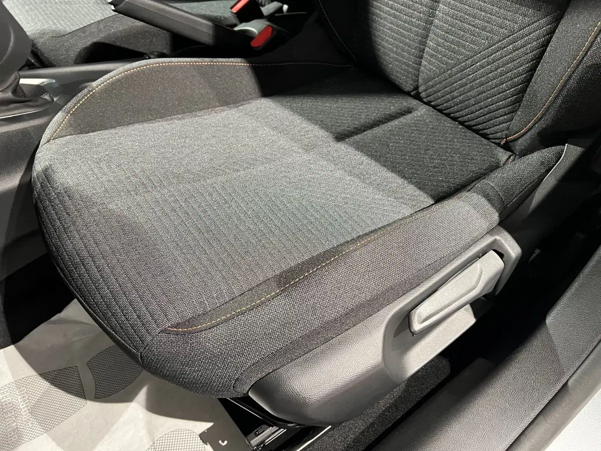 Peugeot 208 nuova a Bari (14)