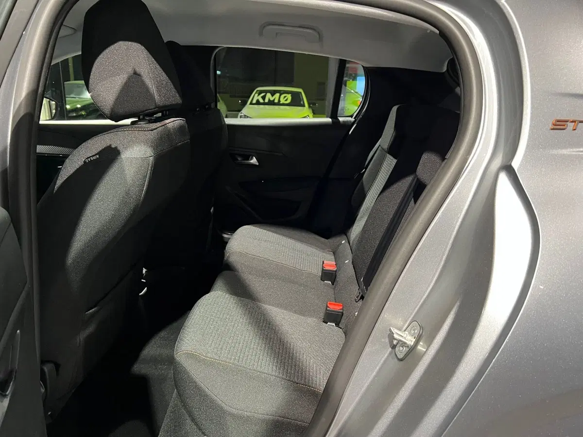 Peugeot 208 nuova a Bari (15)