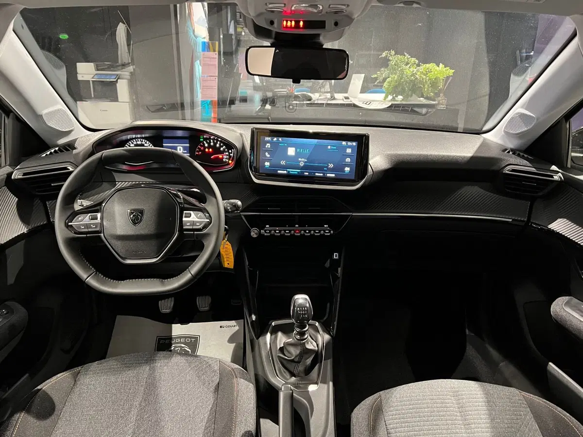 Peugeot 208 nuova a Bari (16)