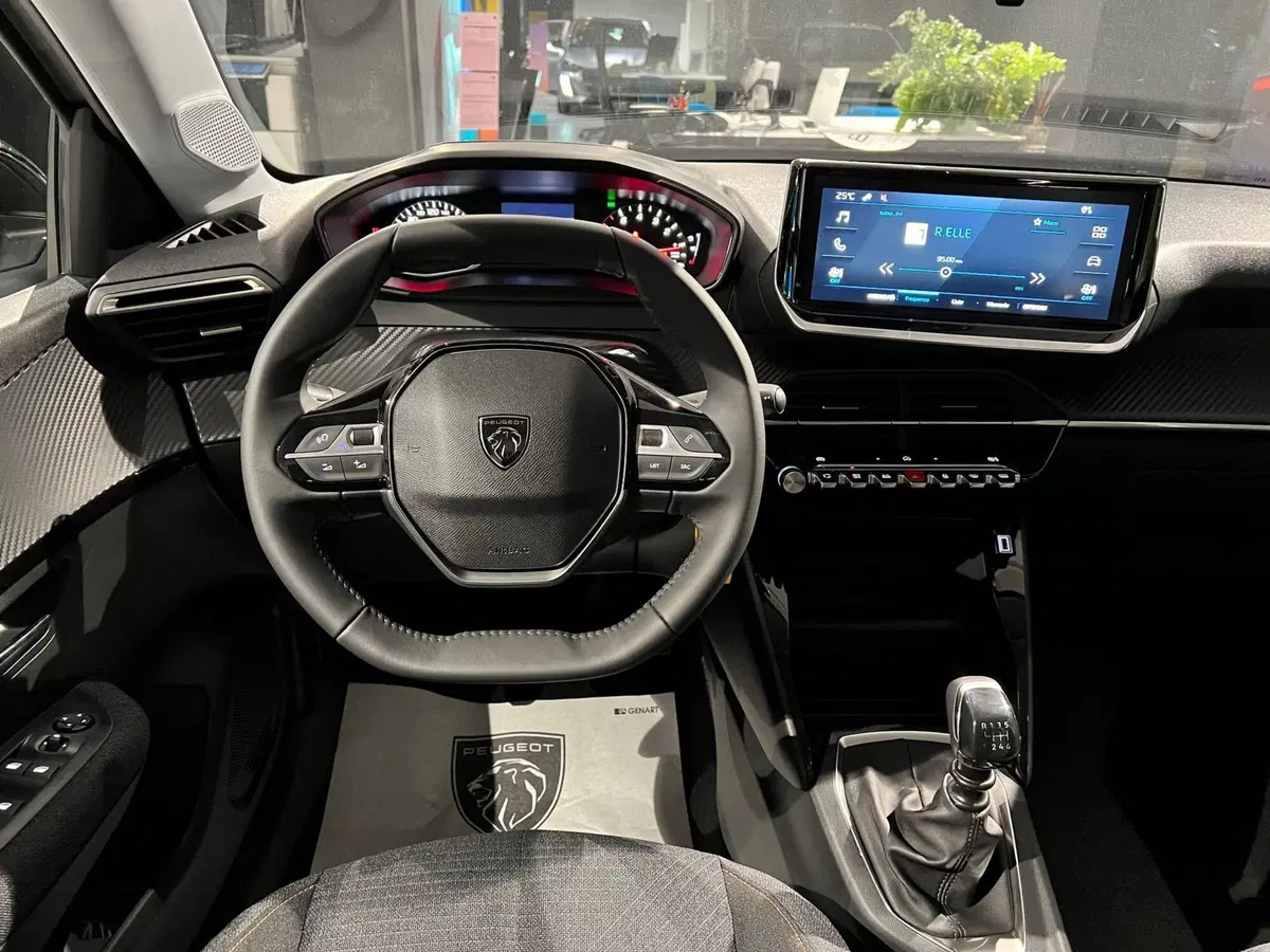 Peugeot 208 nuova a Bari (17)