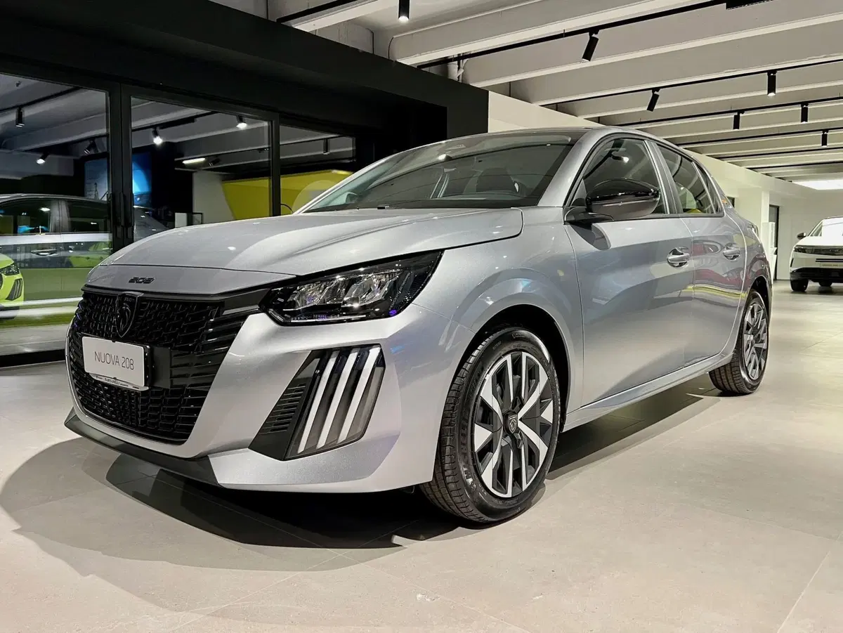 Peugeot 208 nuova a Bari (3)