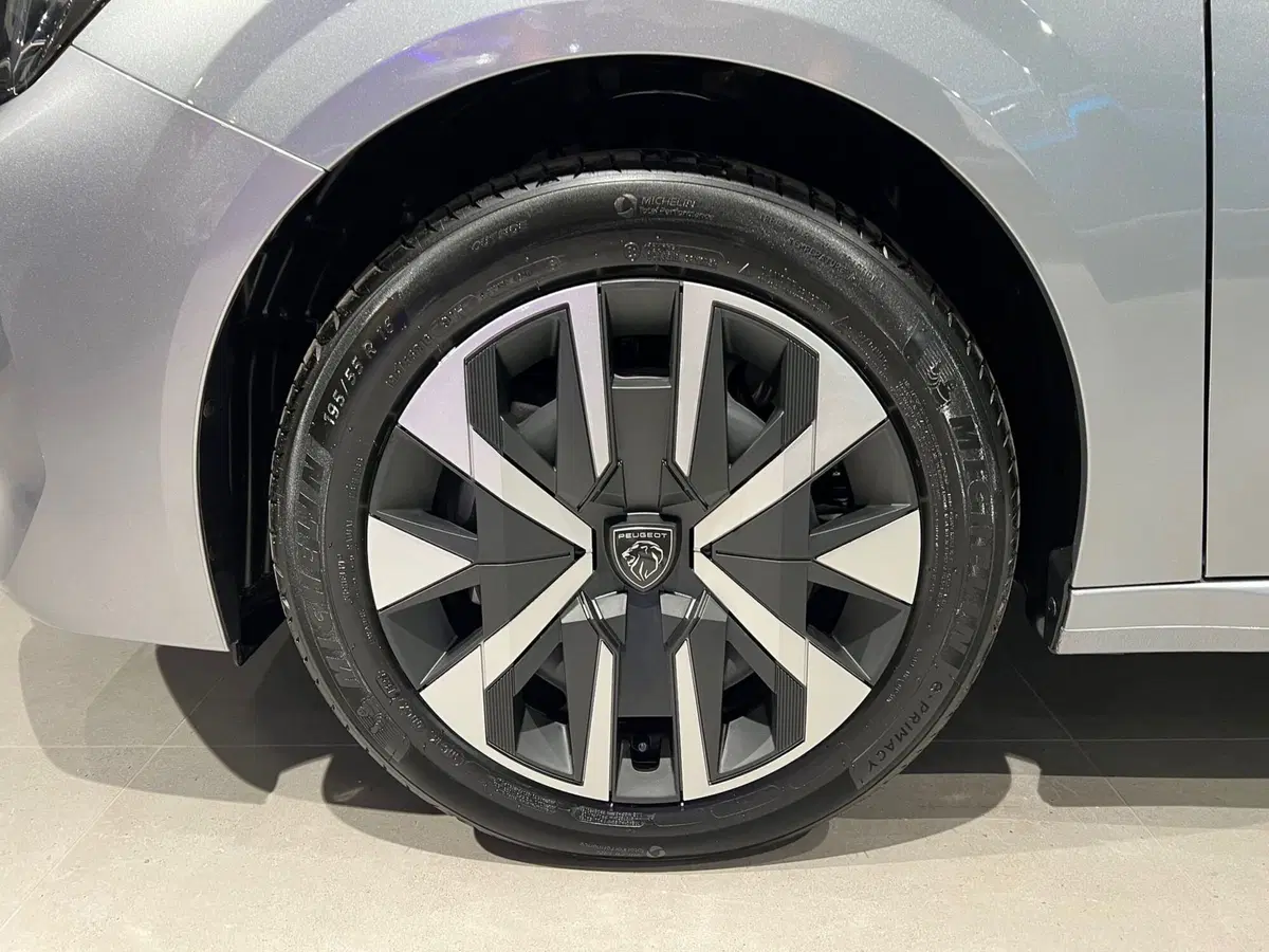 Peugeot 208 nuova a Bari (4)