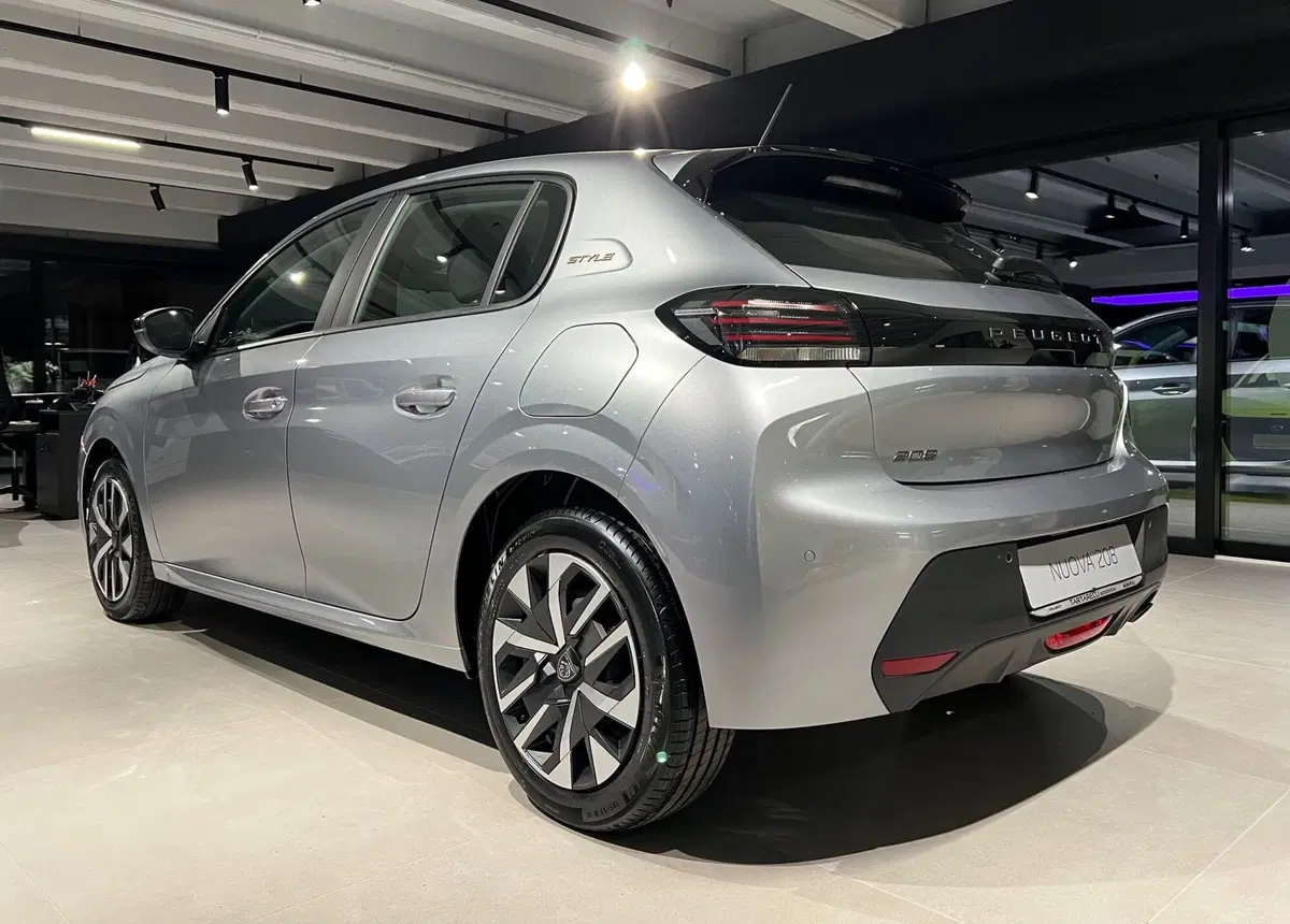 Peugeot 208 nuova a Bari (5)