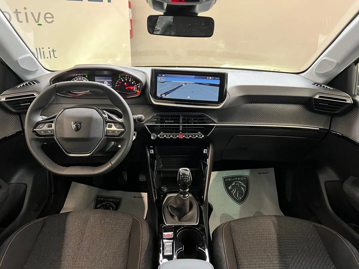 Peugeot 208 nuova a Bari (17)