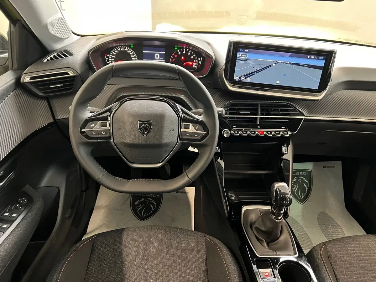 Peugeot 208 nuova a Bari (18)