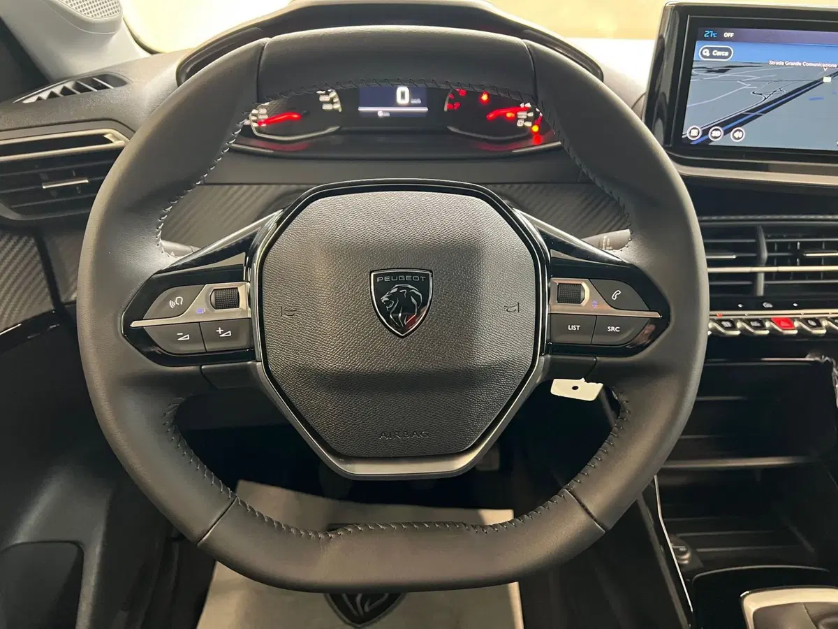 Peugeot 208 nuova a Bari (19)