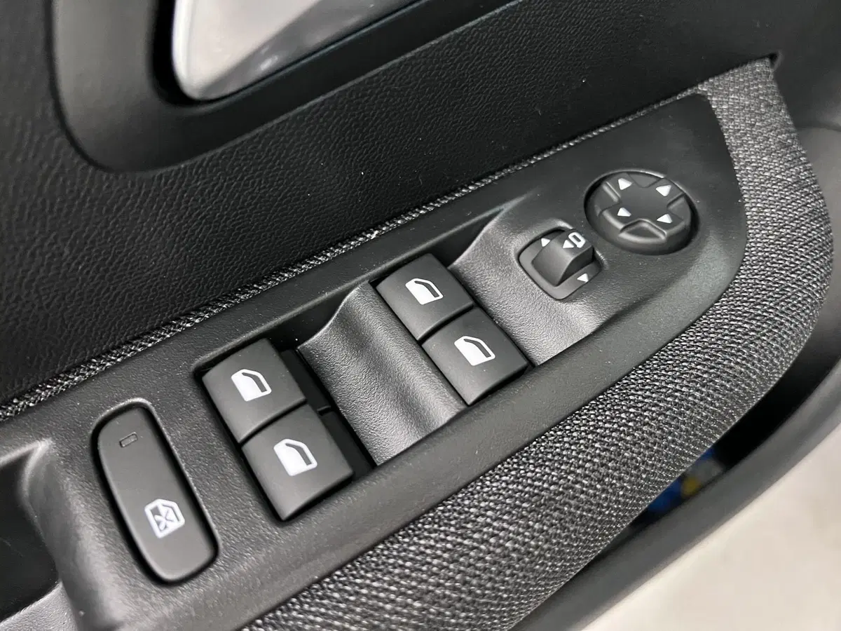 Peugeot 208 nuova a Bari (12)