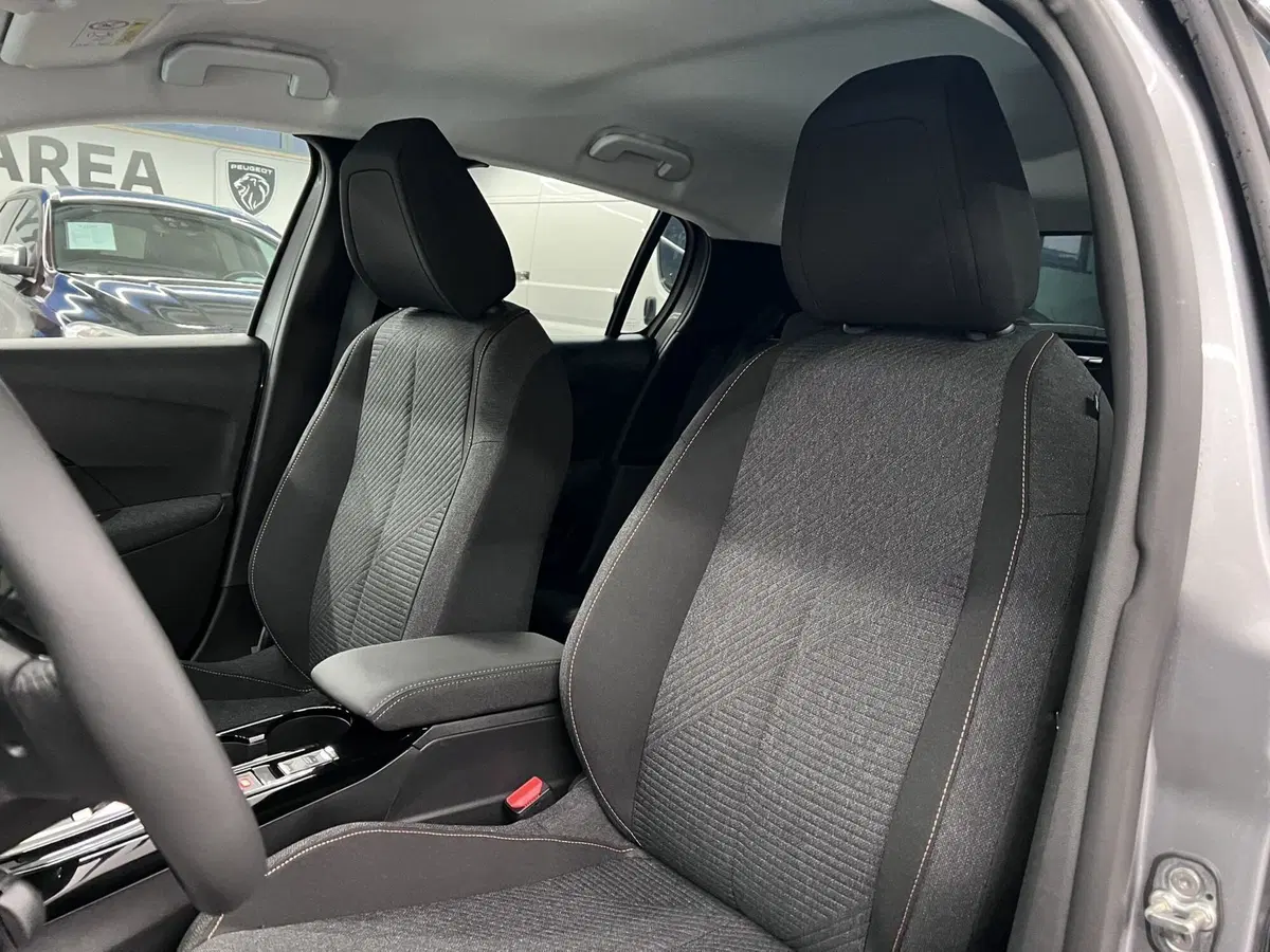 Peugeot 208 nuova a Bari (14)