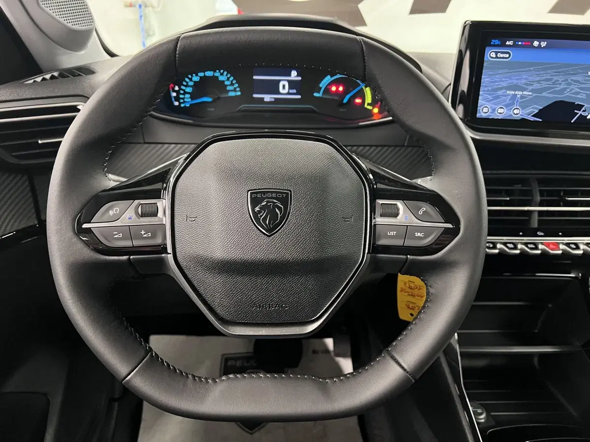 Peugeot 208 nuova a Bari (18)