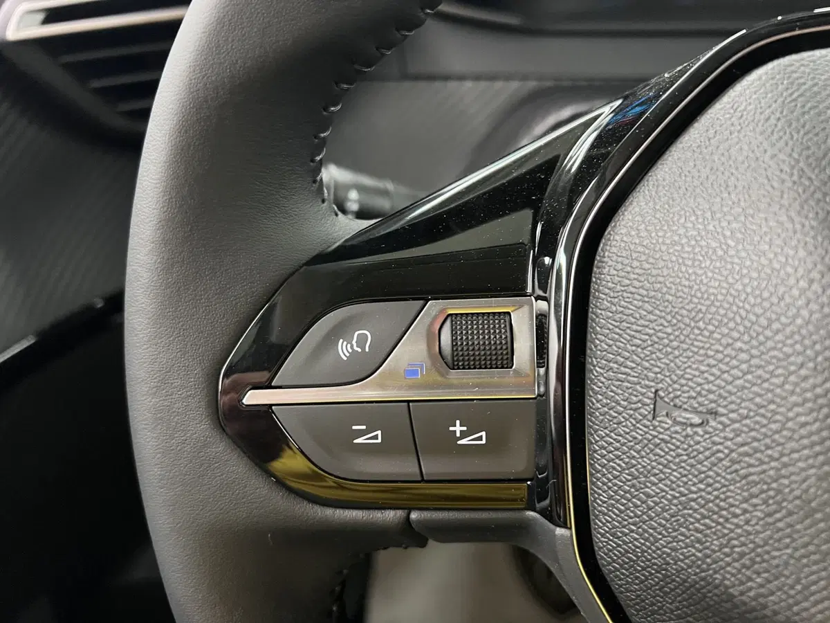 Peugeot 208 nuova a Bari (19)