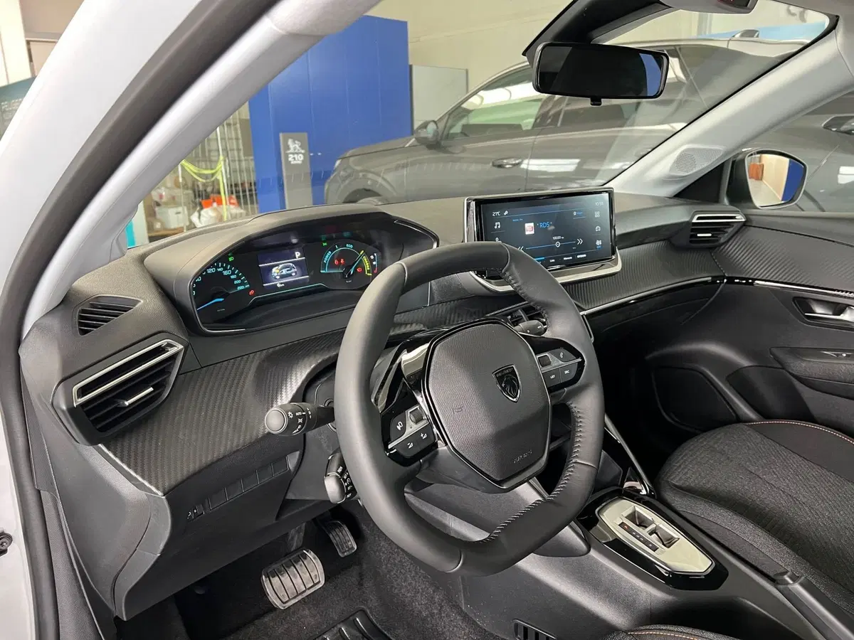 Peugeot 208 nuova a Bari (13)