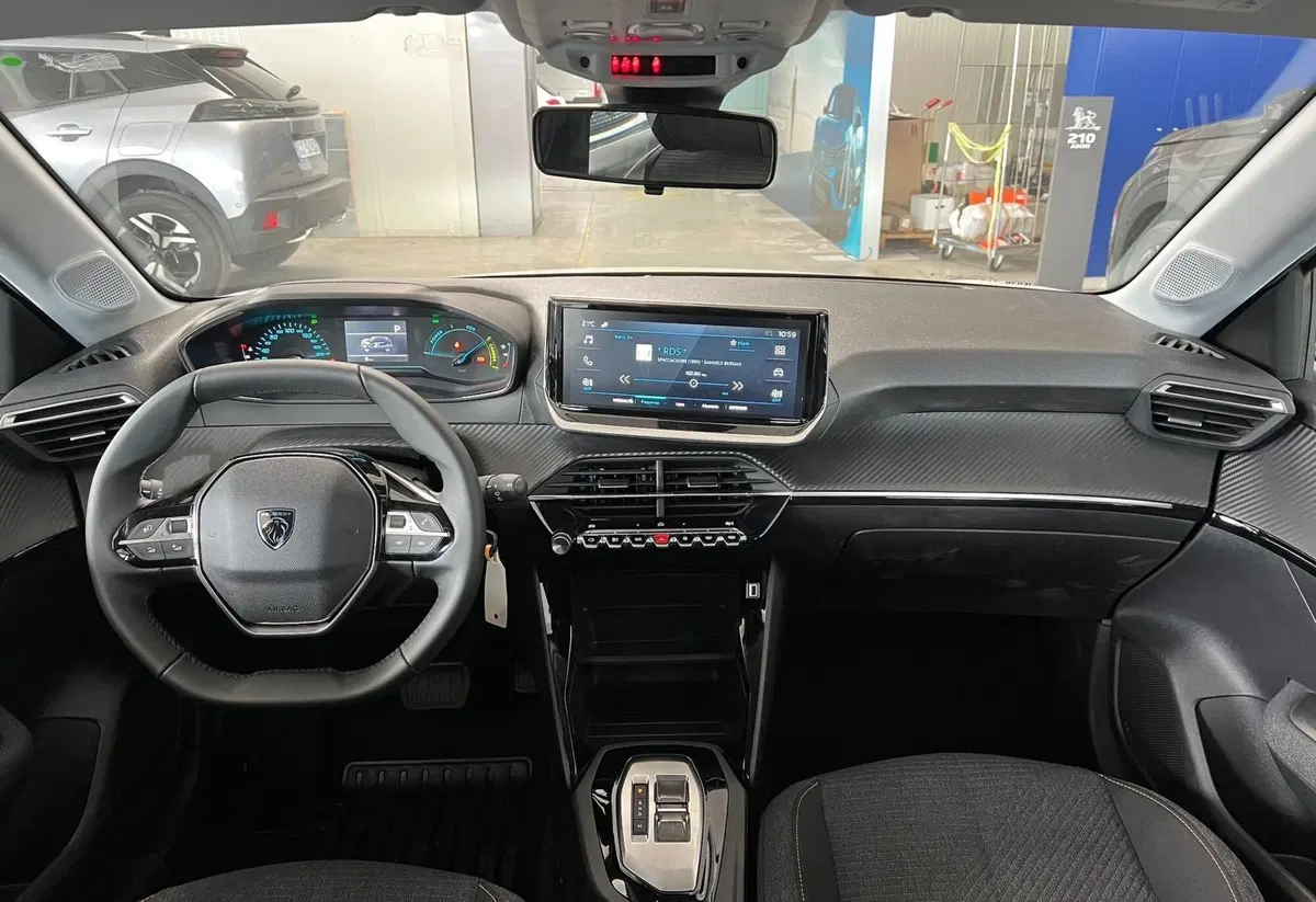 Peugeot 208 nuova a Bari (17)
