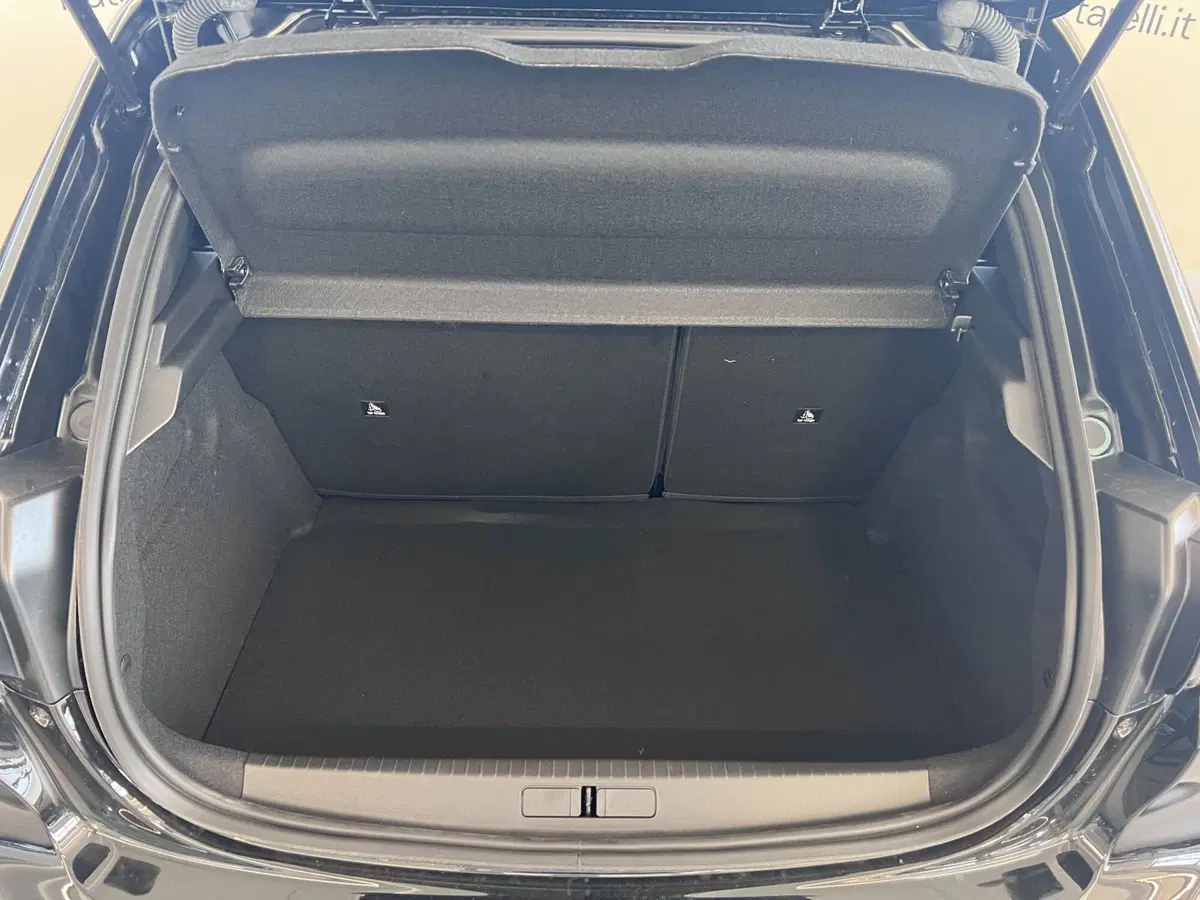 Peugeot 208 nuova a Bari (8)