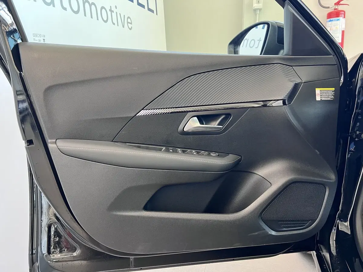 Peugeot 208 nuova a Bari (10)