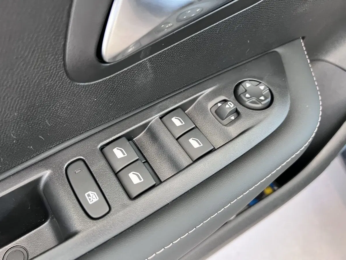 Peugeot 208 nuova a Bari (12)