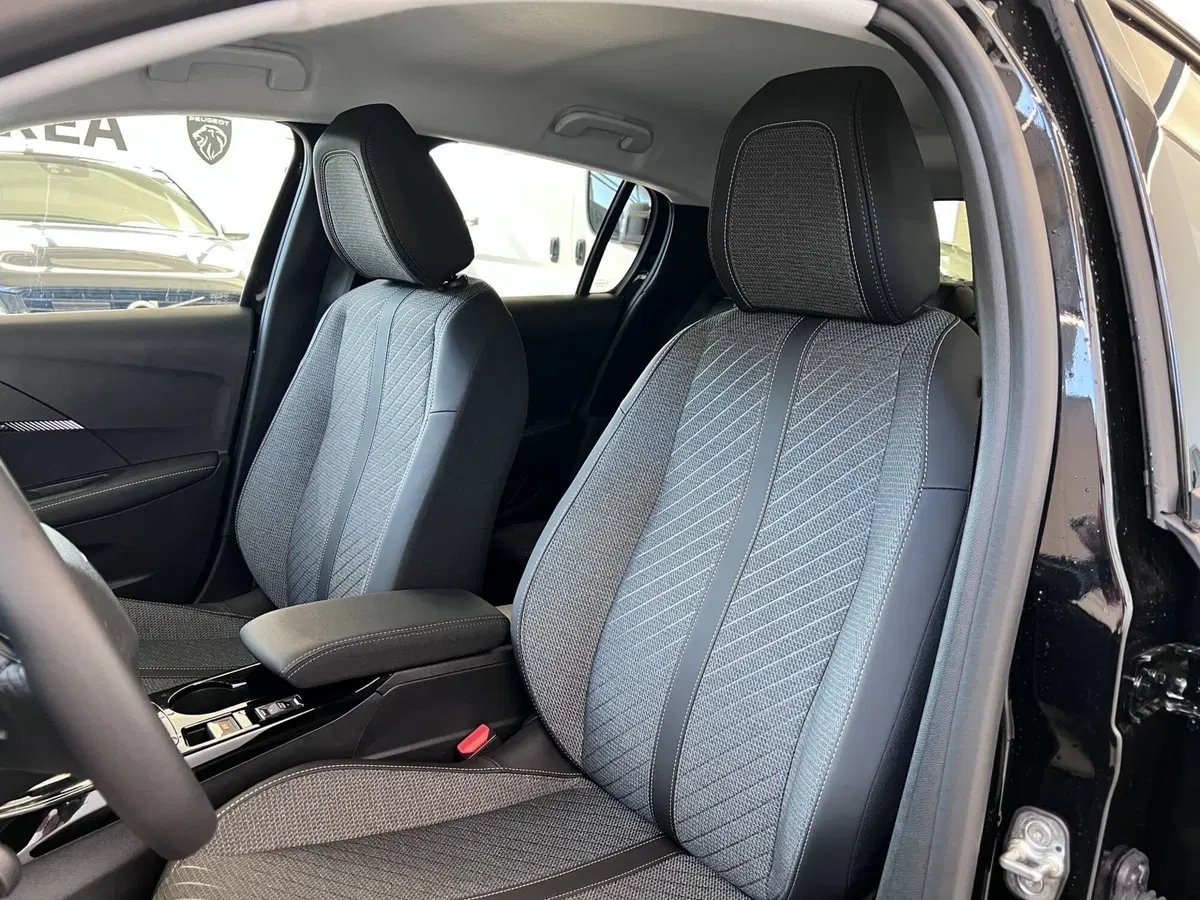 Peugeot 208 nuova a Bari (14)