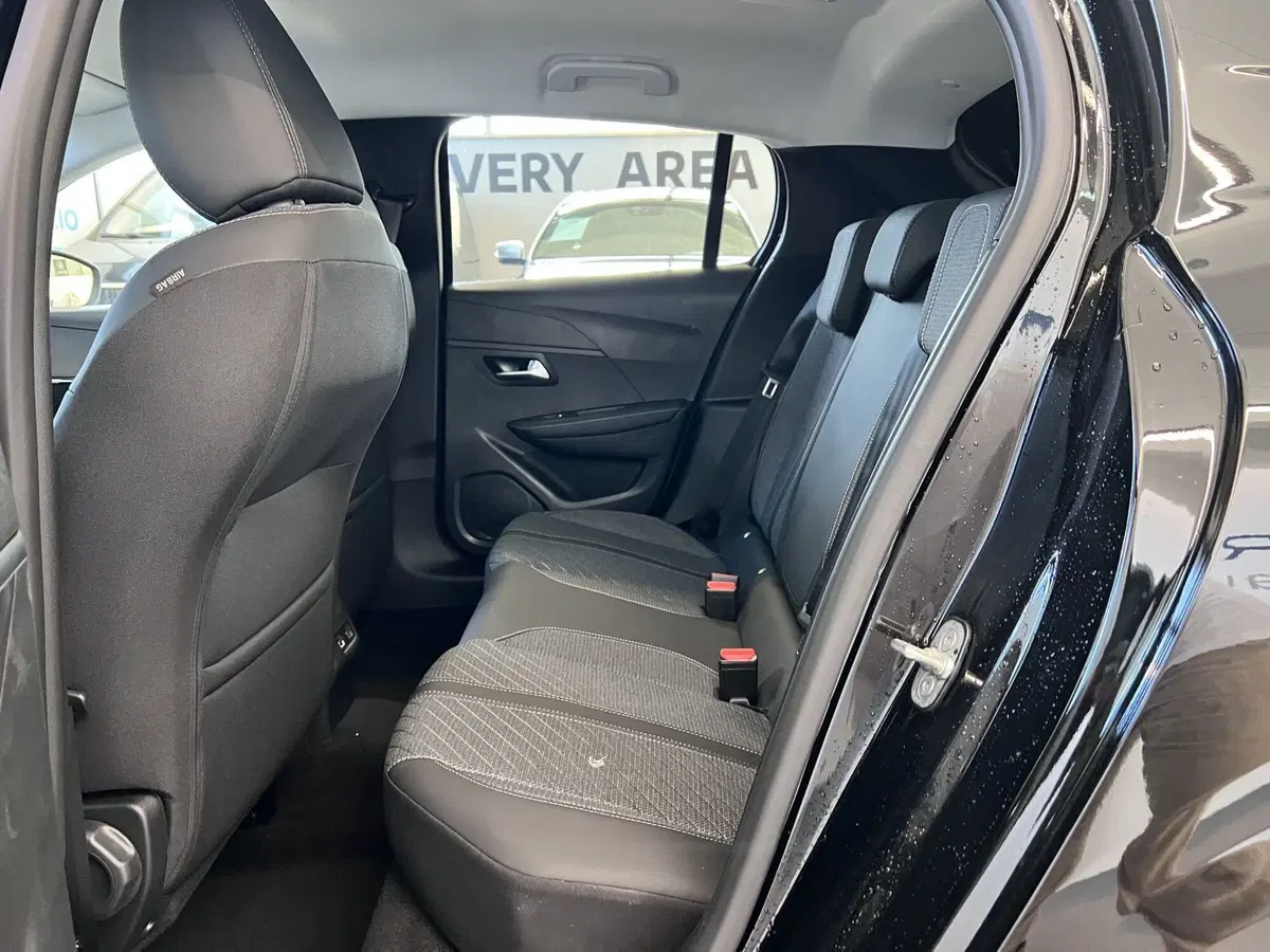 Peugeot 208 nuova a Bari (16)