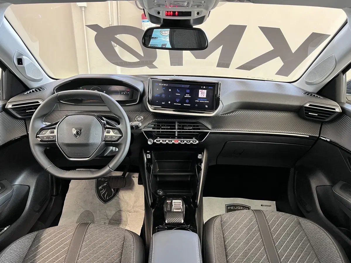 Peugeot 208 nuova a Bari (17)
