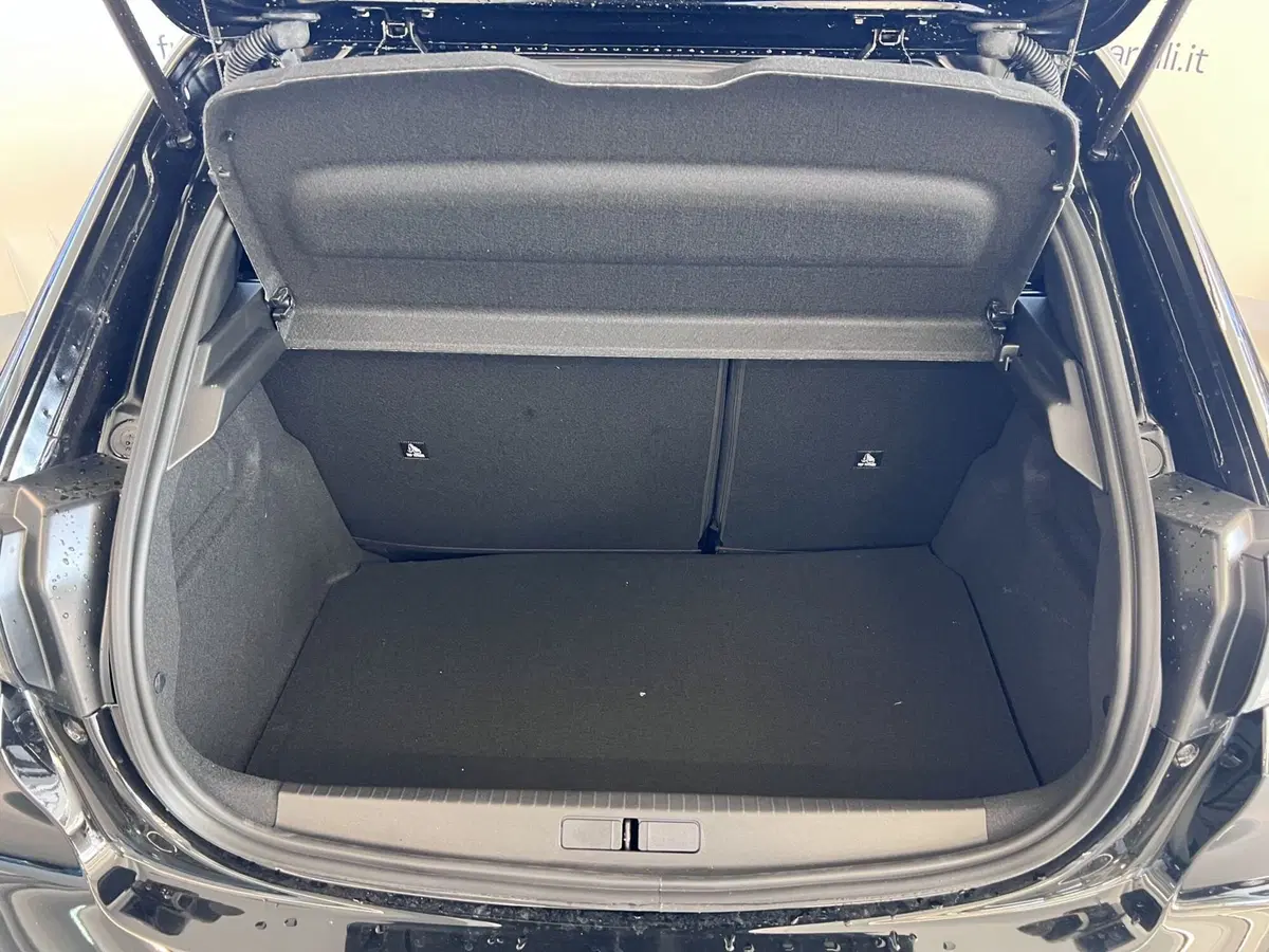 Peugeot 208 nuova a Bari (8)