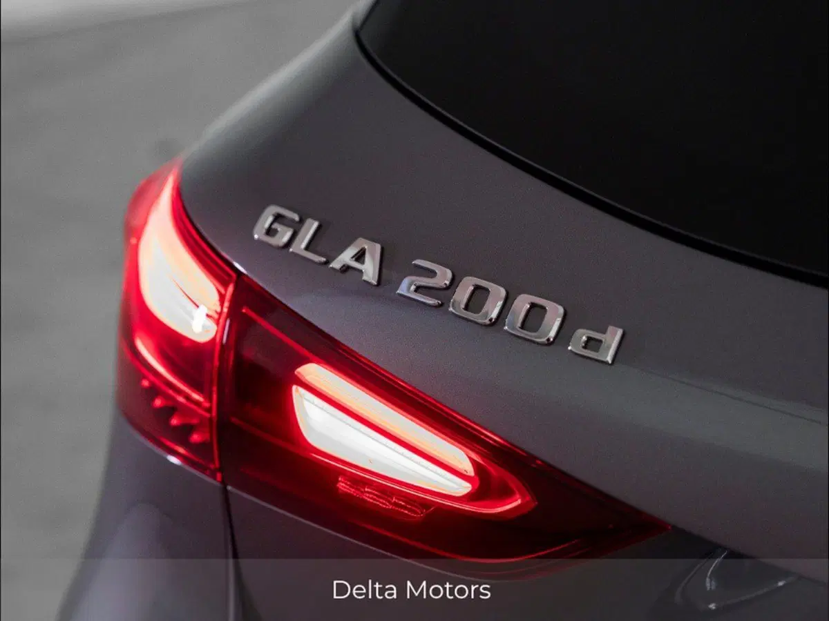 Mercedes-Benz GLA SUV nuova a Macerata (9)
