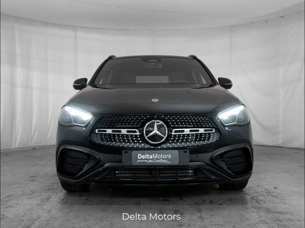 Mercedes-Benz GLA SUV nuova a Macerata (5)