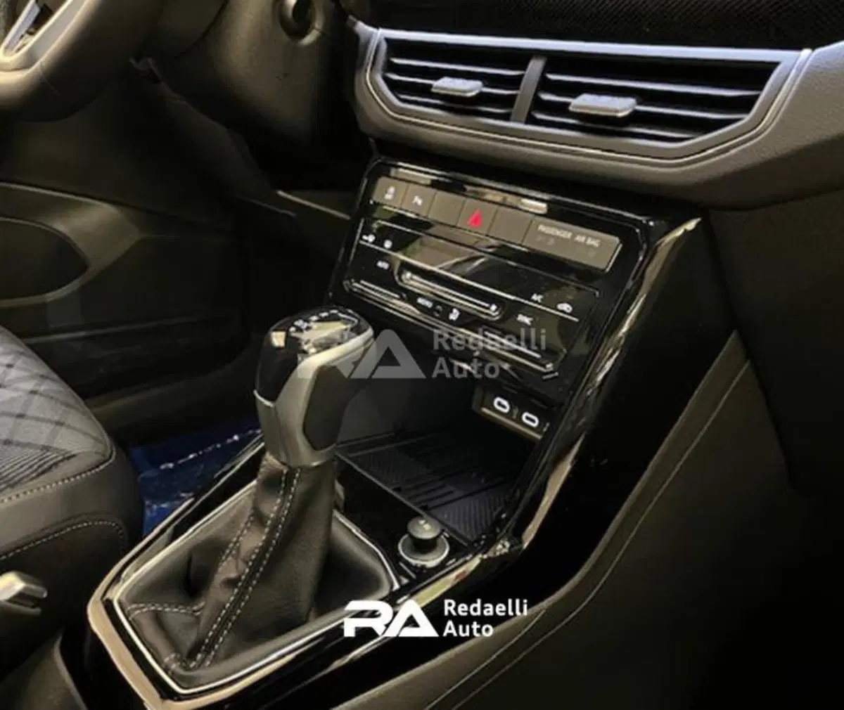 Volkswagen T-Cross nuova a Lecco (10)