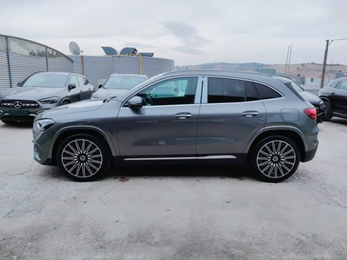Mercedes-Benz GLA SUV nuova a Teramo (3)